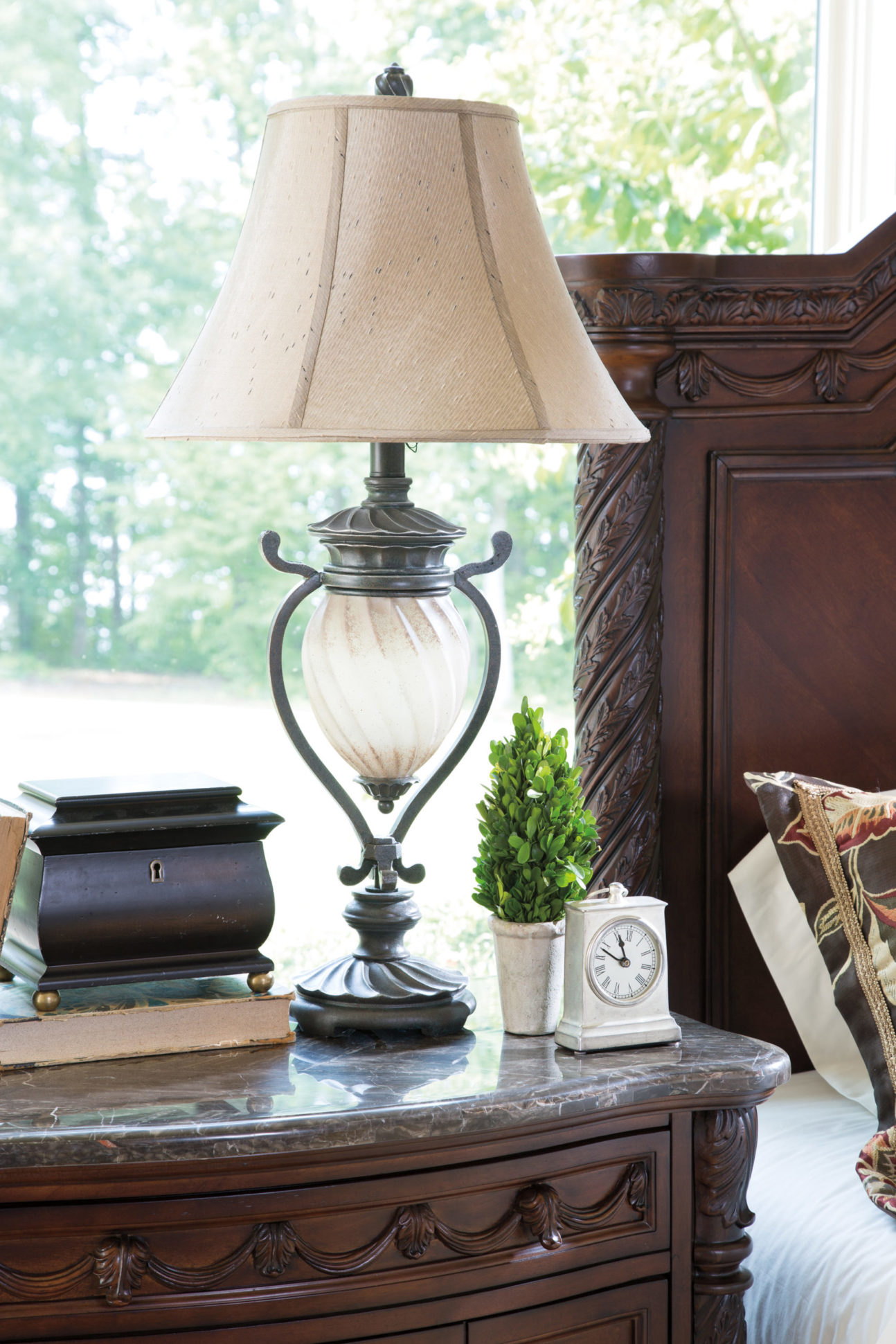 Traditional Aged Glass Table Lamp - Image 3