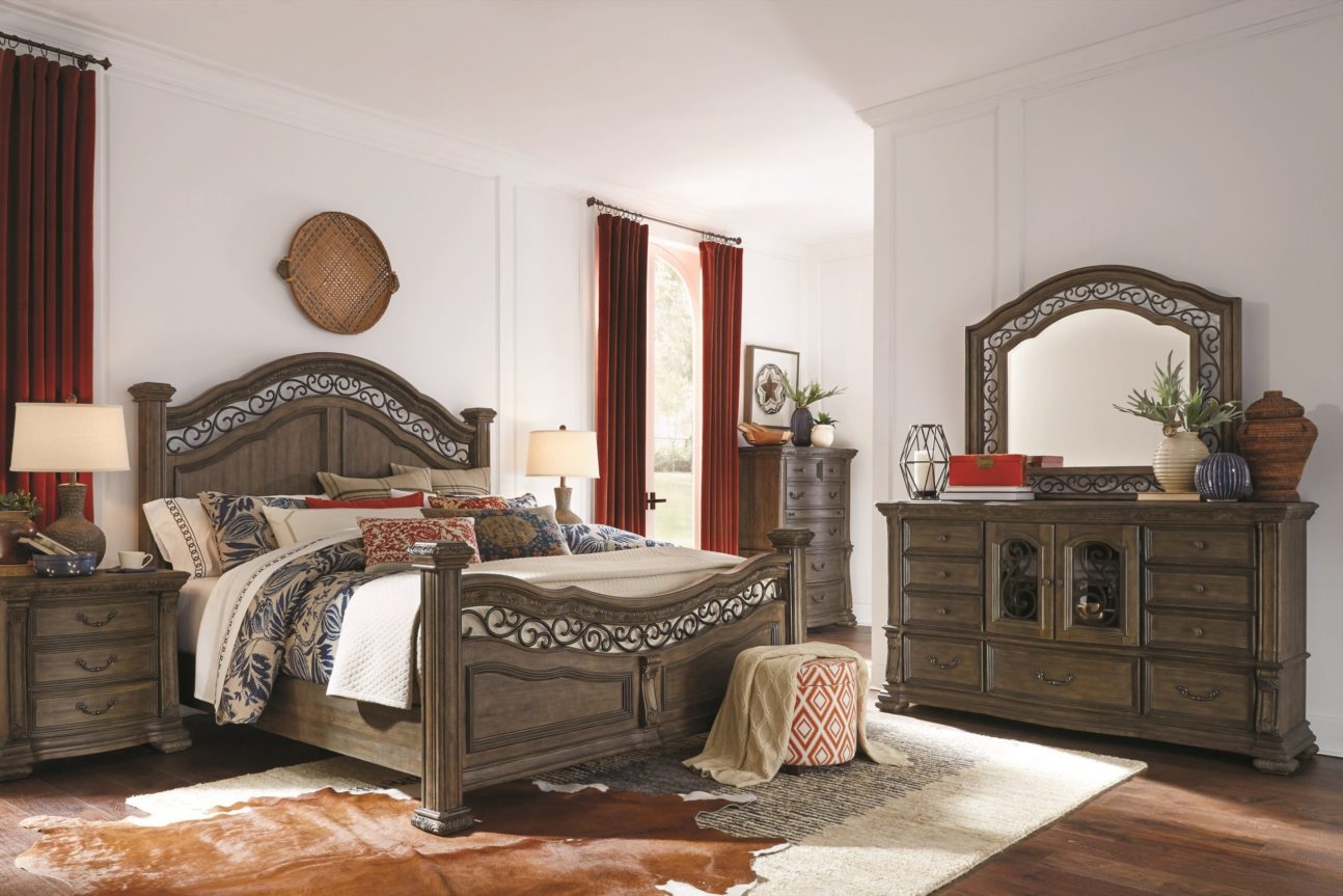 TRADITIONAL DISTRESSED BROWN BEDROOM