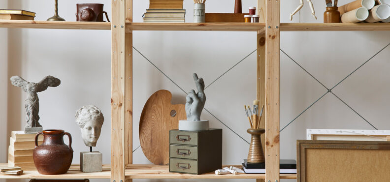 sculpture's, on, shelves