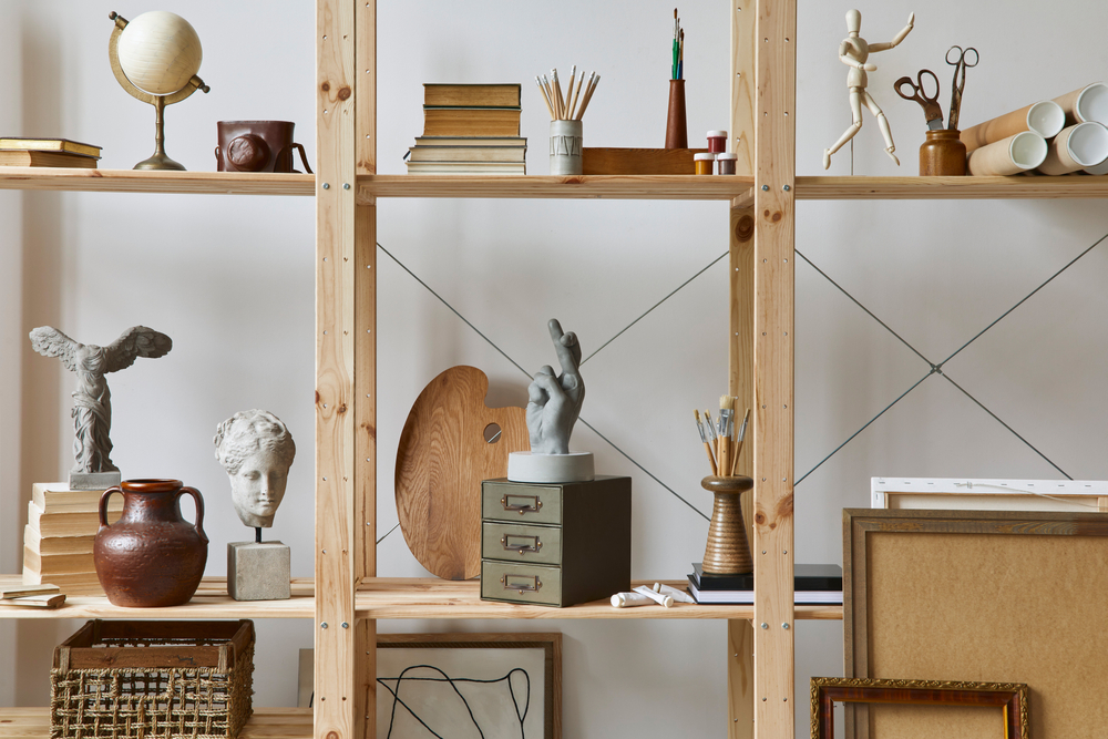 sculpture's, on, shelves
